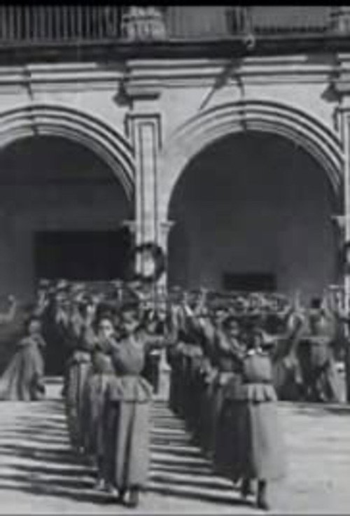 Défilé de jeunes filles au lycée постер