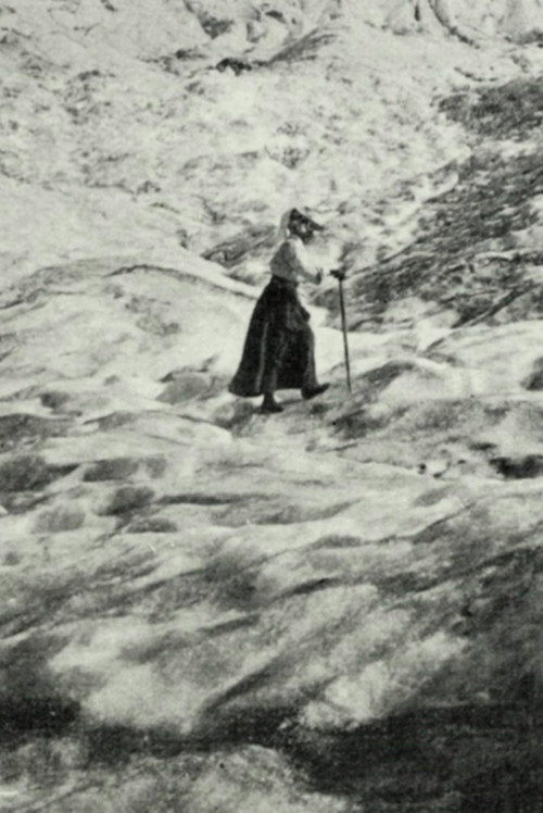 Девушка в снегах постер