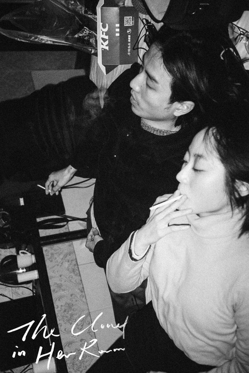 Облако в ее комнате постер