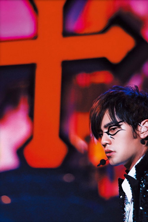 周杰倫 2004 無与倫比演唱會 постер